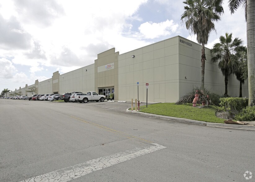 6301-6323 NW 99th Ave, Doral, FL à louer - Photo de l’immeuble – Image 3 sur 3