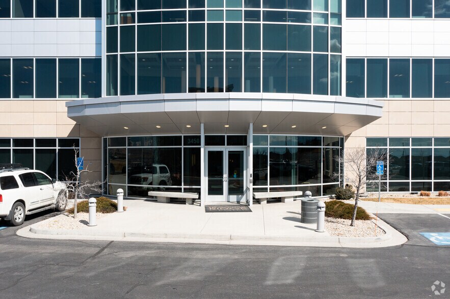 3450 N triumph Blvd, Lehi, UT à louer - Photo de l’immeuble – Image 2 sur 17