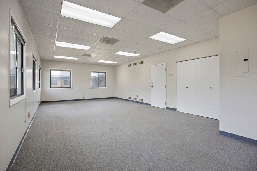 27W181-27W239 Geneva Rd, Winfield, IL à louer - Photo intérieure – Image 3 sur 4