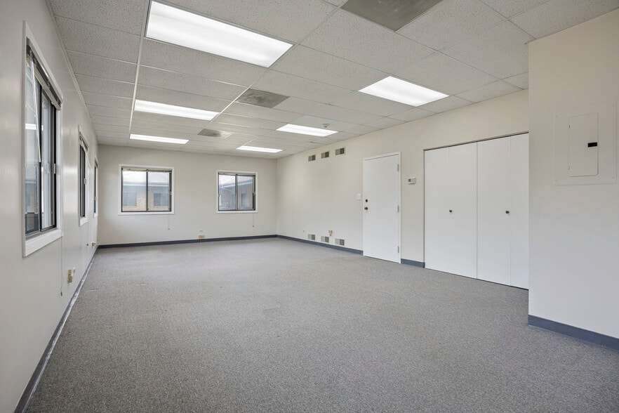 27W281K Geneva Rd, Winfield, IL à louer - Photo intérieure – Image 3 sur 4