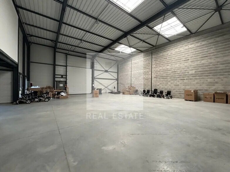 6 Rue D'Arsonval, Chassieu à louer - Photo de l’immeuble – Image 3 sur 8