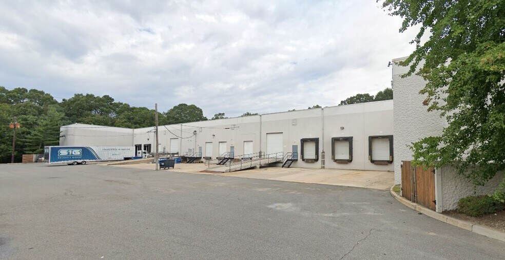124 Tices Ln, East Brunswick, NJ à louer - Photo de l’immeuble – Image 2 sur 5