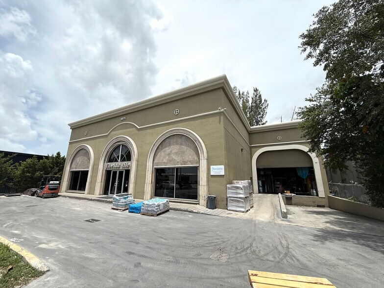 3075 NW 79th Ave, Doral, FL à louer - Photo de l’immeuble – Image 2 sur 10