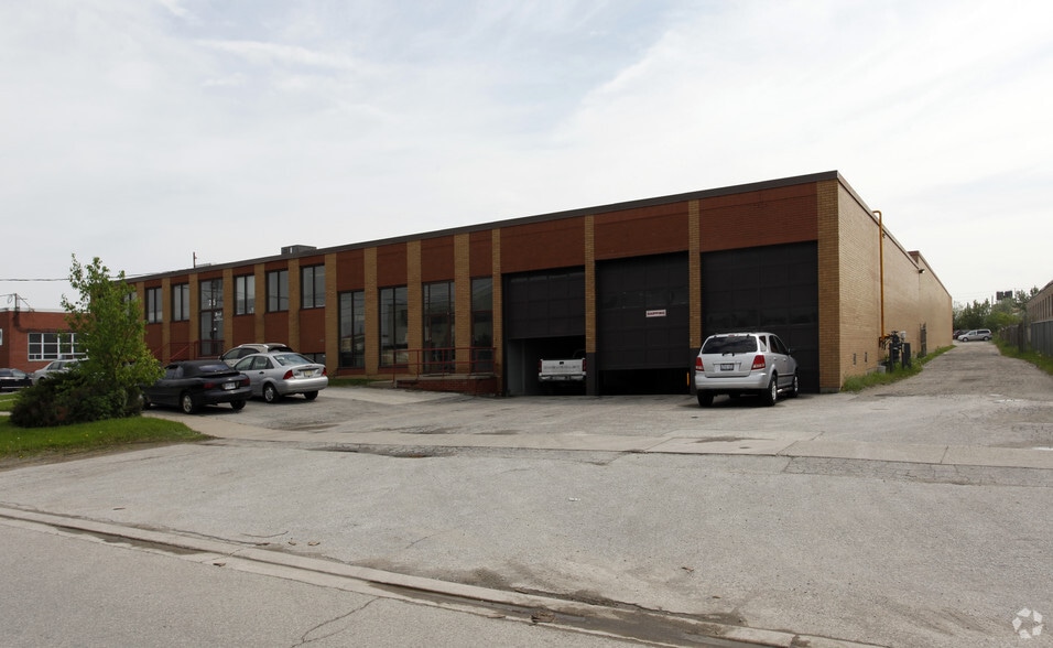 25 Racine Rd, Toronto, ON à vendre - Photo de l’immeuble – Image 2 sur 2