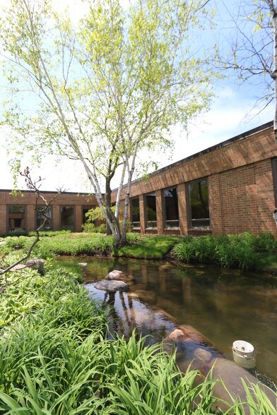 2201-2231 Lakeside Dr, Bannockburn, IL à louer - Photo de l’immeuble – Image 3 sur 7