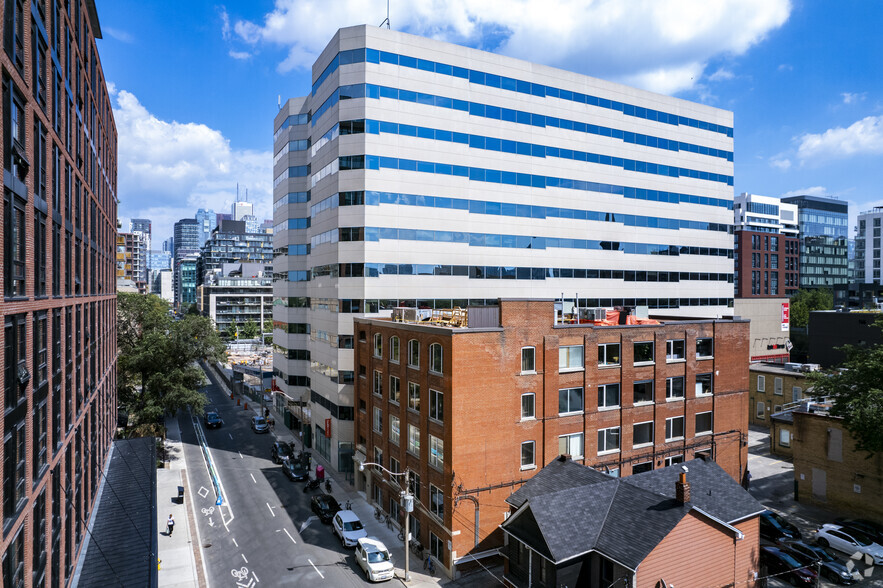 555 Richmond St W, Toronto, ON à louer - Photo de l’immeuble – Image 2 sur 3