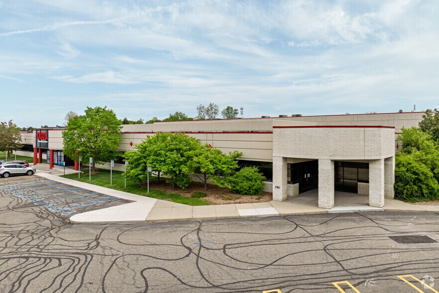 1780 Pond Run, Auburn Hills, MI à louer - Photo de l’immeuble – Image 2 sur 6