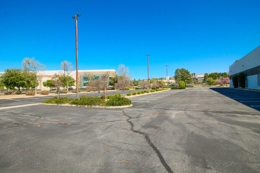3251 E Imperial Hwy, Brea, CA à louer - Photo de l’immeuble – Image 2 sur 8