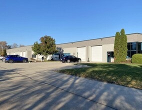 640-654 Perkins Dr, Mukwonago, WI à louer Photo de l’immeuble– Image 1 sur 5