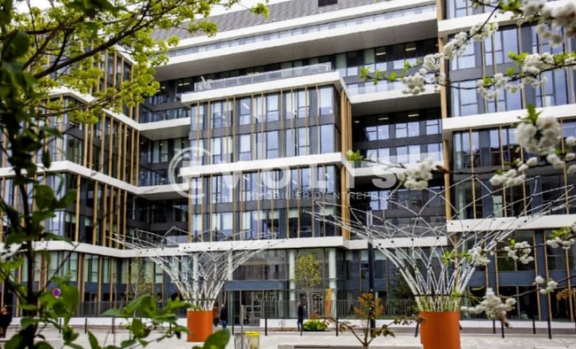 Plus de détails pour 4 Place Étienne-Francois Choiseul, Montigny-le-Bretonneux - Bureau à louer