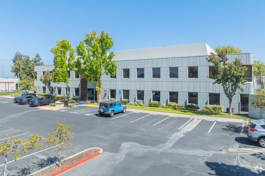 2445 Faber Pl, Palo Alto, CA à louer - Photo de l’immeuble – Image 2 sur 13