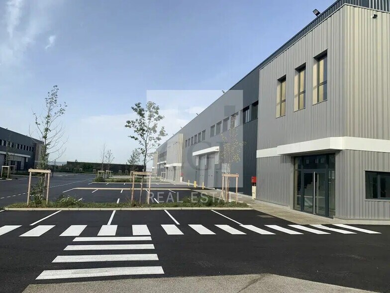 22 Rue Des Freres Lumiere, Saint-Bonnet-de-Mure à louer - Photo de l’immeuble – Image 2 sur 24