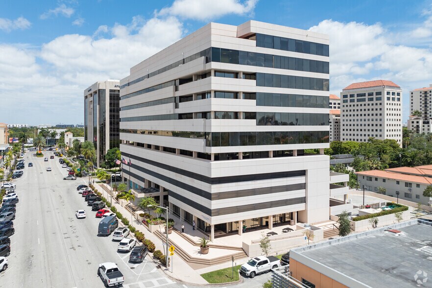 999 PONCE DE LEON Blvd, Coral Gables, FL à louer - Photo de l’immeuble – Image 1 sur 40