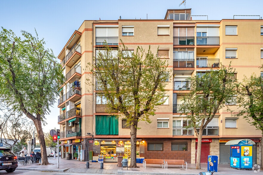 Immeuble residentiel dans Santa Coloma de Gramenet, Barcelona à vendre - Photo de l’immeuble – Image 2 sur 2