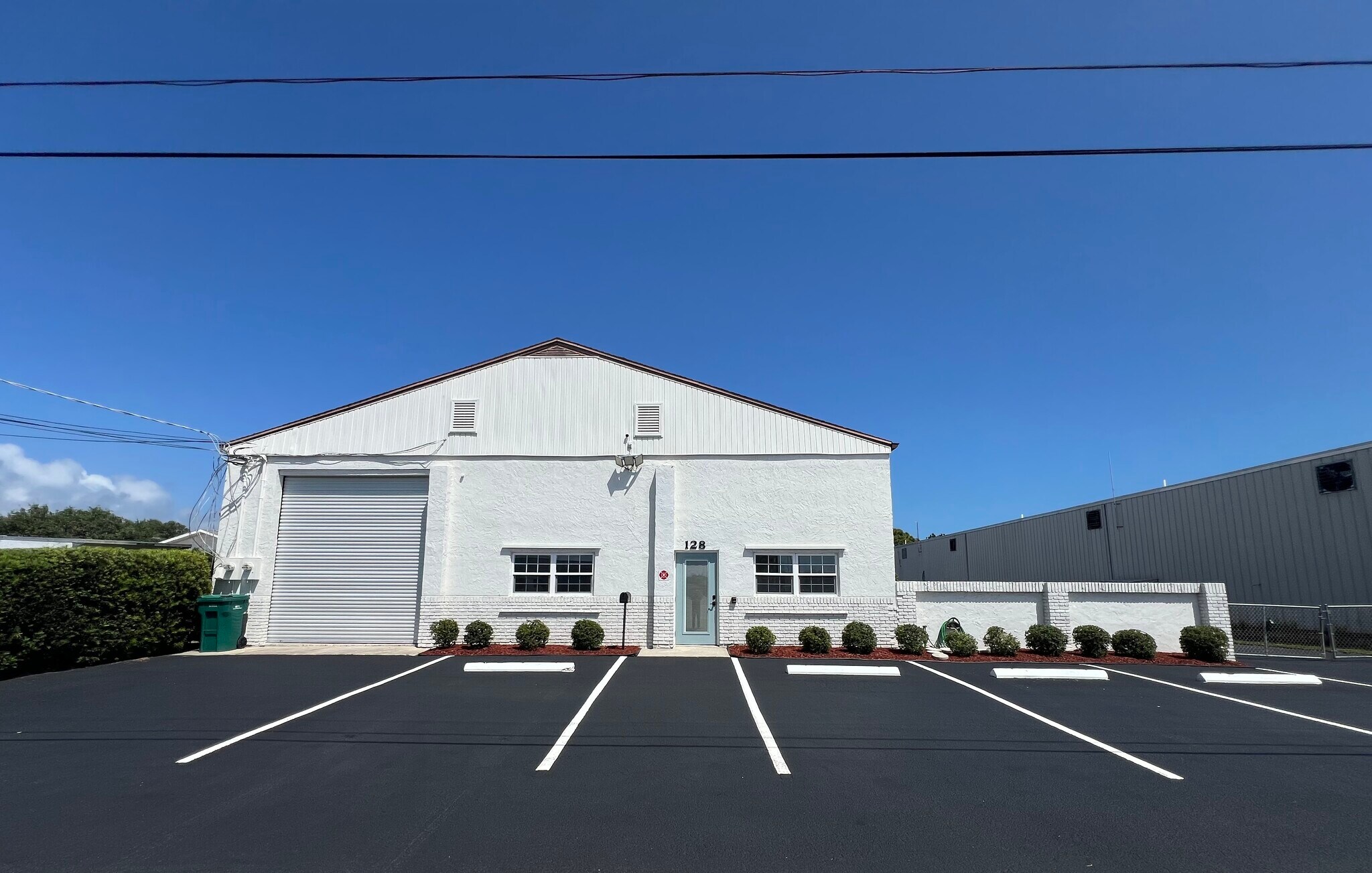 128 Tomahawk Dr, Indian Harbour Beach, FL à vendre Photo de l’immeuble– Image 1 sur 60