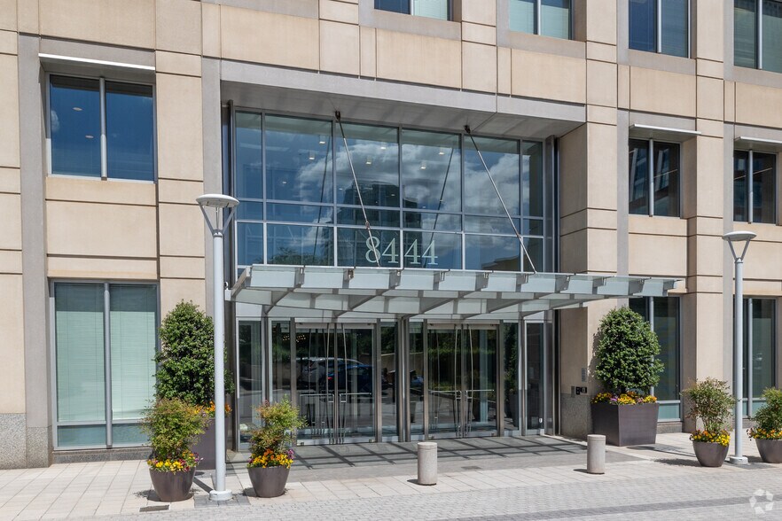 8444 Westpark Dr, McLean, VA à louer - Photo de l’immeuble – Image 3 sur 5