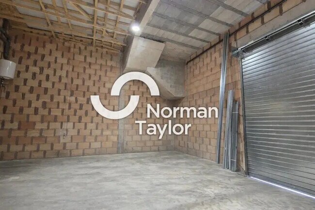 Plus de détails pour Local d'activités à louer