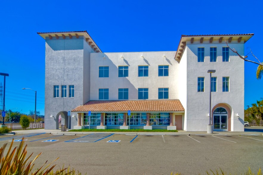 3186 Vista Way, Oceanside, CA à louer - Photo de l’immeuble – Image 3 sur 34