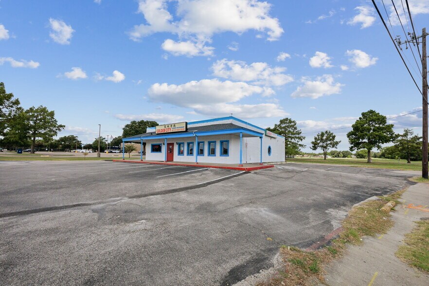525 Oates Rd, Garland, TX à vendre - Photo de l’immeuble – Image 1 sur 17