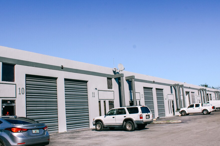 2545 W 80th St, Hialeah, FL à louer - Photo de l’immeuble – Image 2 sur 8