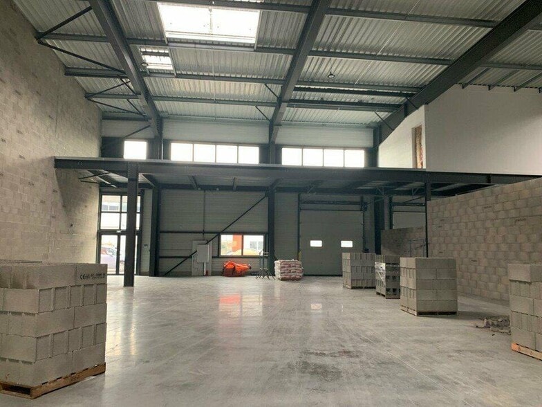 Local d’activités dans Dagneux à louer - Photo de l’immeuble – Image 3 sur 22