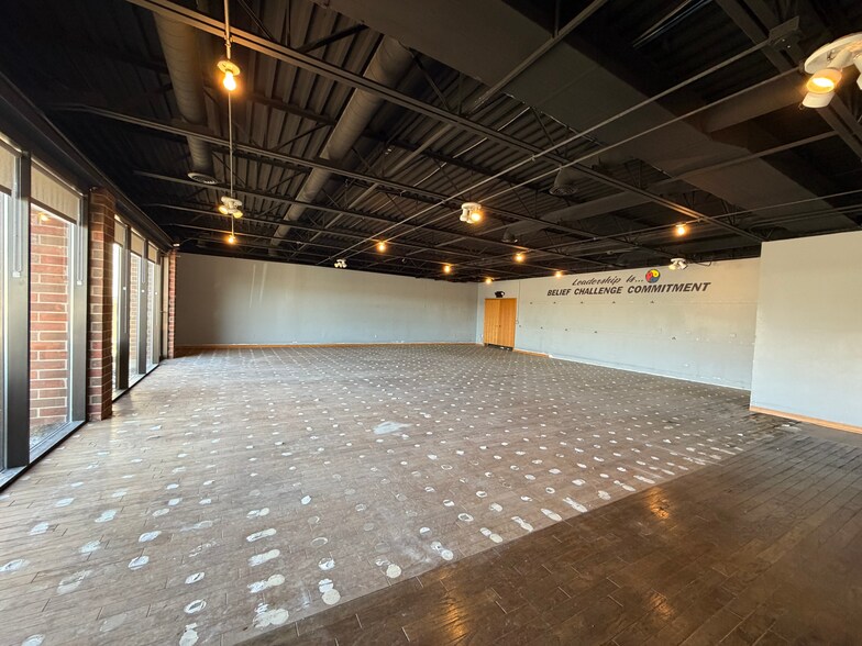 33W624 Roosevelt Rd, Geneva, IL à louer - Photo principale – Image 1 sur 5