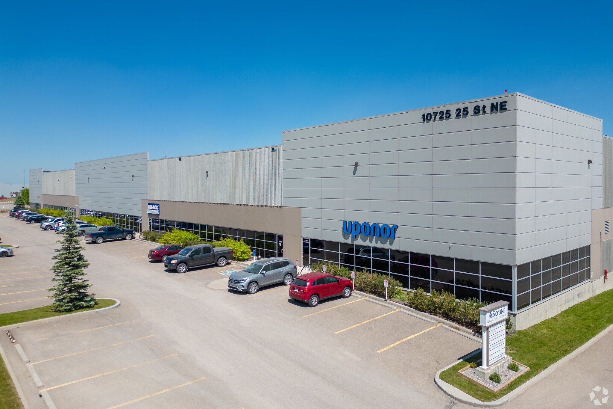 10725 25th St NE, Calgary, AB à louer Photo de l’immeuble– Image 1 sur 7