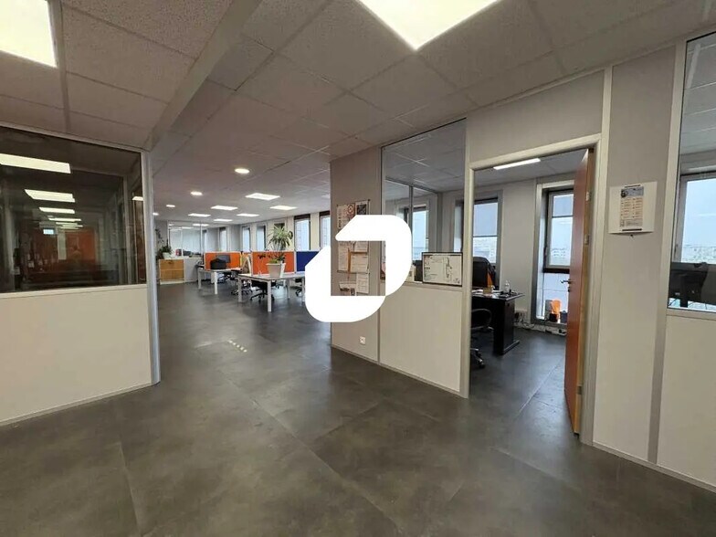 Bureau dans Montigny-le-Bretonneux à louer - Photo de l’immeuble – Image 1 sur 9