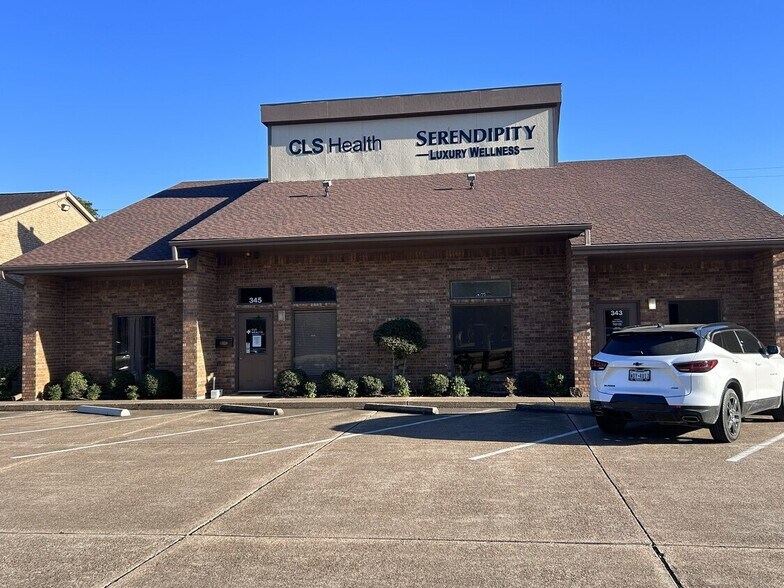 345 E Parkwood Ave, Friendswood, TX à louer - Photo de l’immeuble – Image 1 sur 5