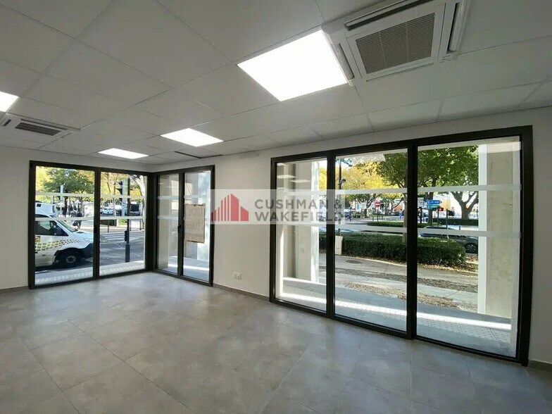 Local commercial dans Nîmes à louer - Photo de l’immeuble – Image 1 sur 3