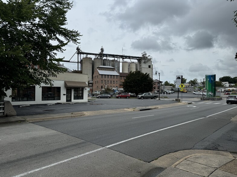 425 N Main St, Harrisonburg, VA à louer - Photo de l’immeuble – Image 2 sur 12