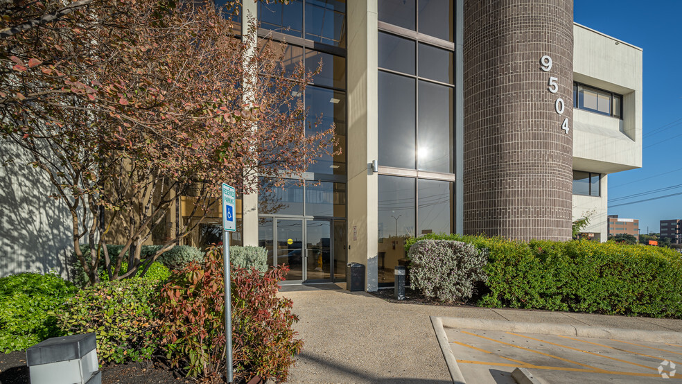 9504 N IH-35, San Antonio, TX à louer - Photo de l’immeuble – Image 3 sur 17