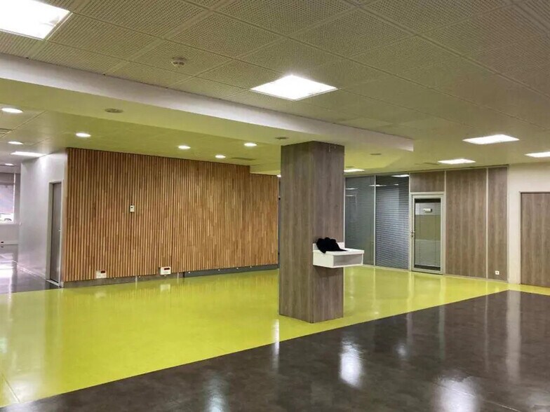 Local commercial dans Cergy à vendre - Photo de l’immeuble – Image 1 sur 7