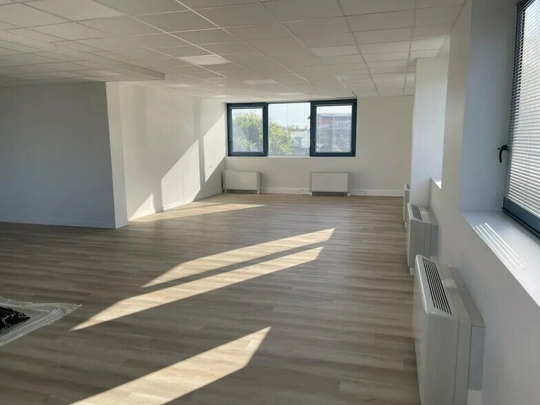 Bureau dans Écully à louer - Photo de l’immeuble – Image 3 sur 14