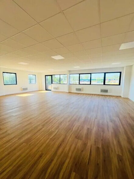 Local d'activités dans Plaisir à vendre - Photo de l’immeuble – Image 2 sur 12