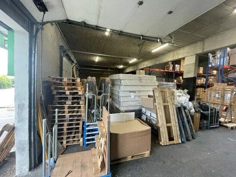 Local d’activités dans Genas à louer - Photo de l’immeuble – Image 2 sur 12