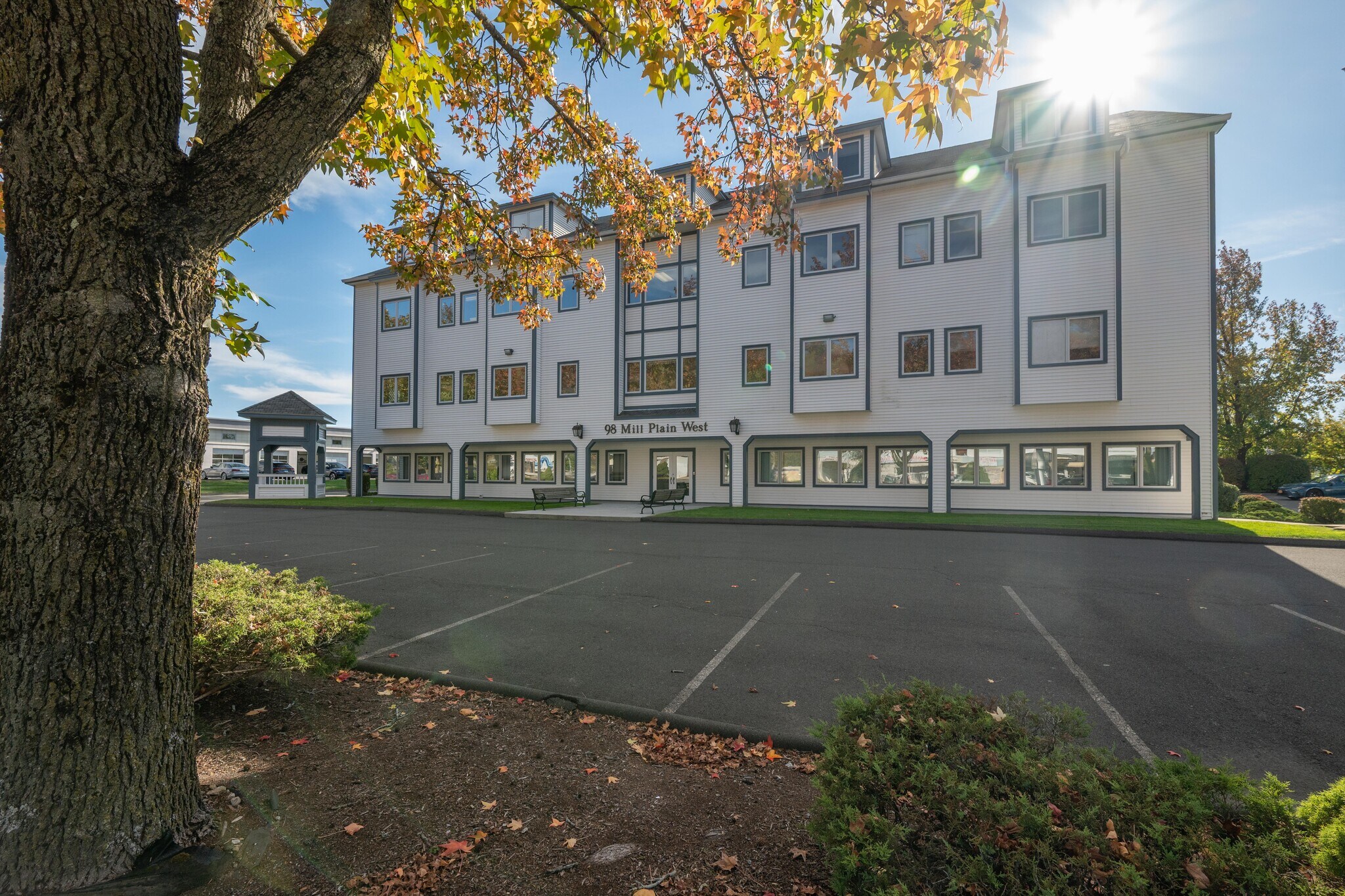 98 Mill Plain Rd, Danbury, CT à louer Photo de l’immeuble– Image 1 sur 8