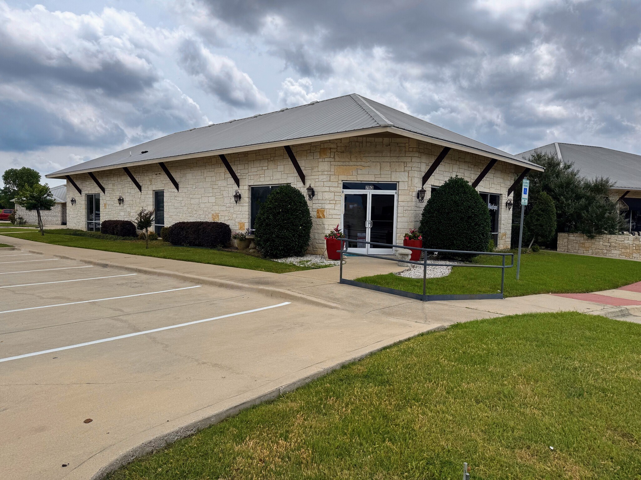 753 Mid Cities Blvd, North Richland Hills, TX à vendre Photo de l’immeuble– Image 1 sur 19
