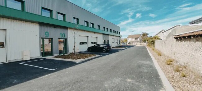 Plus de détails pour Local d'activités à louer