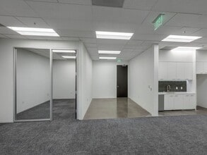 111 Academy Dr, Irvine, CA à louer Photo intérieure– Image 1 sur 7
