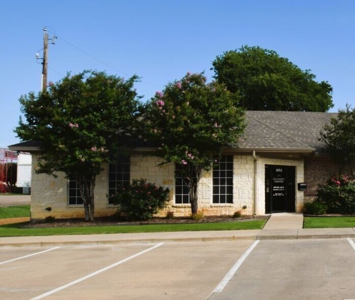 121 NW Newton Dr, Burleson, TX à vendre - Photo de l’immeuble – Image 3 sur 35