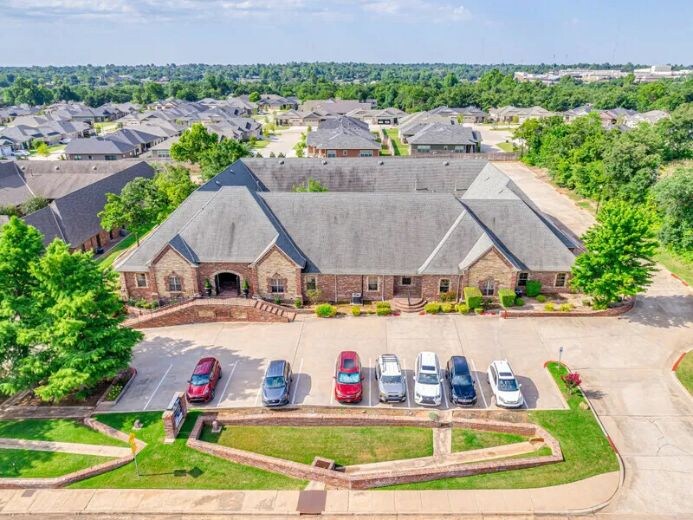 1218 E 9th St, Edmond, OK à louer - Photo de l’immeuble – Image 1 sur 19