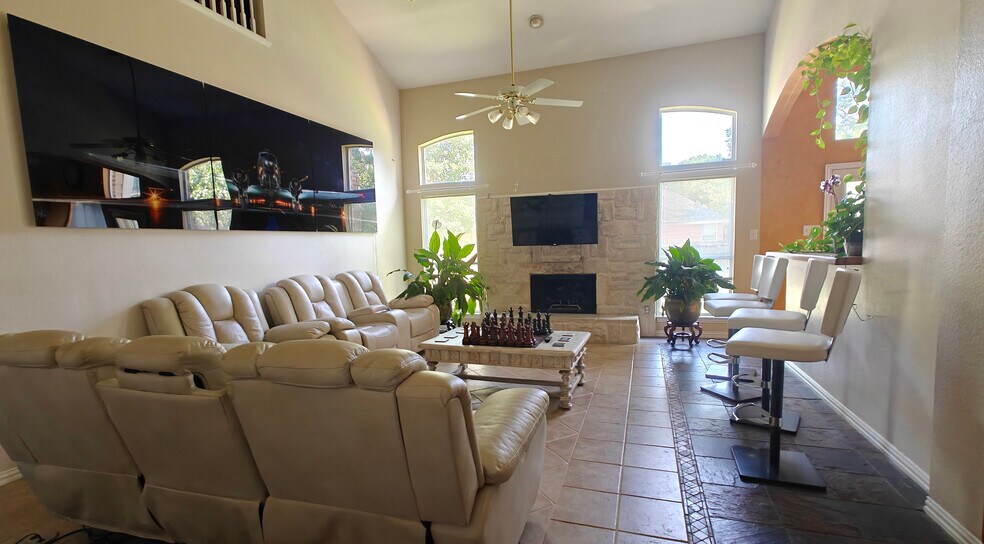 809 Forest Hollow Dr, Hurst, TX à louer - Photo de l’immeuble – Image 3 sur 10