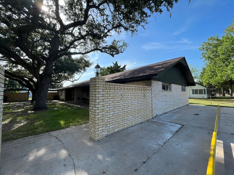 908 Avenue H, Bay City, TX à vendre - Photo de l’immeuble – Image 3 sur 13