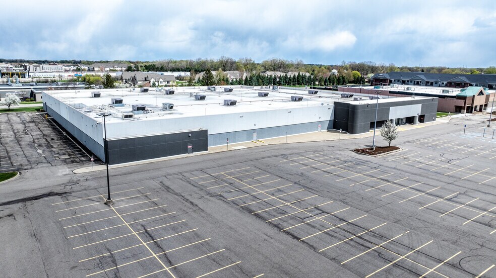35700 Van Dyke Ave, Sterling Heights, MI à louer - Photo de l’immeuble – Image 1 sur 26