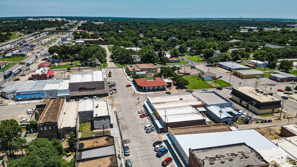 302 S Magnolia St, Hearne, TX à vendre - Photo de l’immeuble – Image 3 sur 36