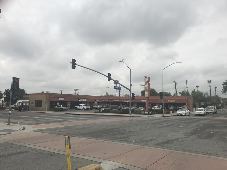 200 W Foothill Blvd, Azusa, CA à louer - Photo de l’immeuble – Image 3 sur 3