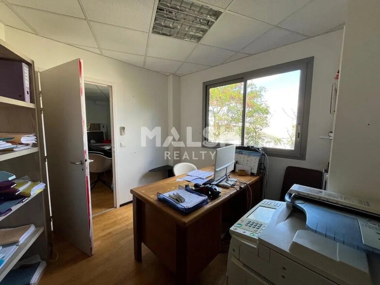 Local commercial dans Saint-Priest à louer - Photo intérieure – Image 3 sur 9