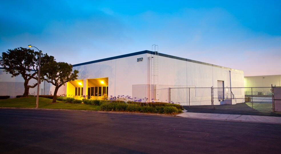 3101 W MacArthur Blvd, Santa Ana, CA à louer - Photo de l’immeuble – Image 2 sur 5