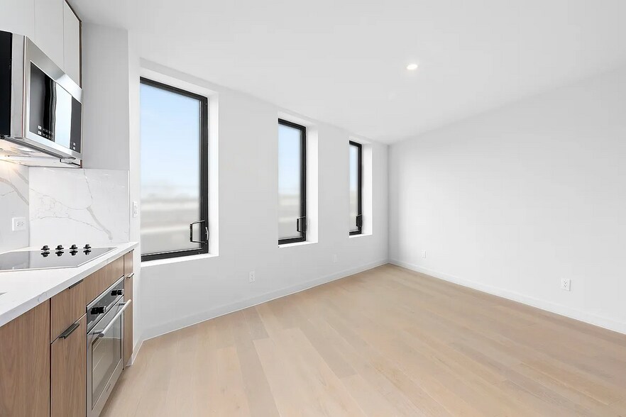 54-07 Roosevelt Ave, Woodside, NY à vendre - Photo de l’immeuble – Image 3 sur 9
